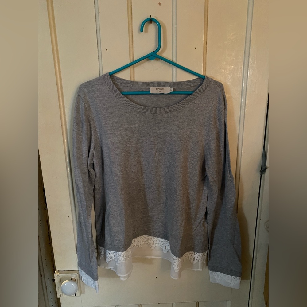 L - sweater with lace detail